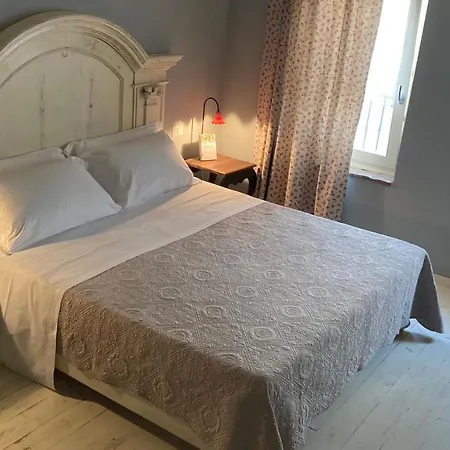 Antique Maison Couette-café 4*