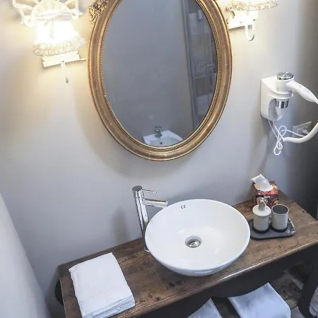 Antique Maison Bed & Breakfast *