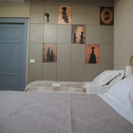 Antique Maison Couette-café 4*